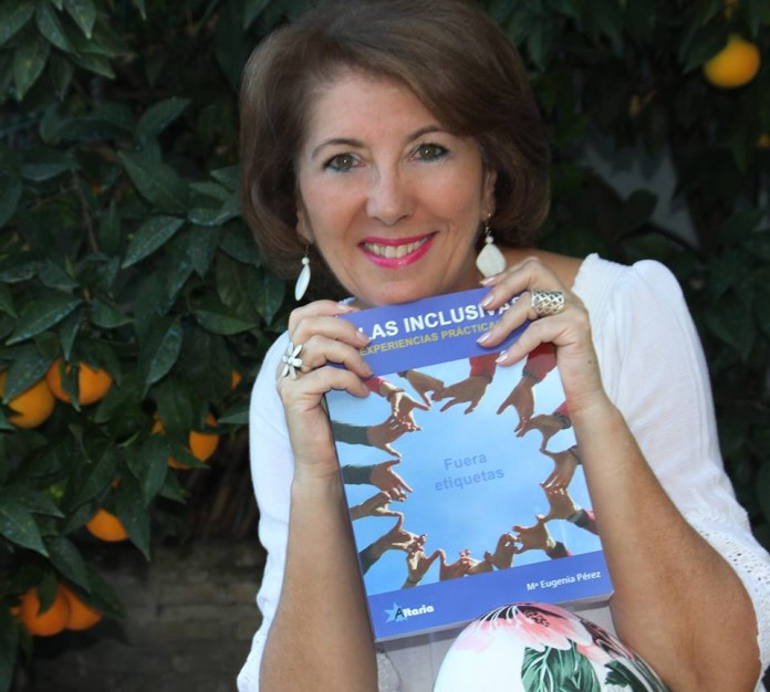 María Eugenia Pérez con su libro 