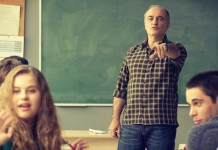 Merlí, serie en Netflix perfecta para adolescentes, familias y maestros/as serie de netflix Merlí profesor de filosofia para adolescentes madres y padres y maestros