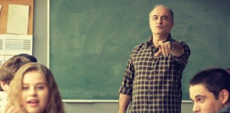 Merlí, serie en Netflix perfecta para adolescentes, familias y maestros/as serie de netflix Merlí profesor de filosofia para adolescentes madres y padres y maestros